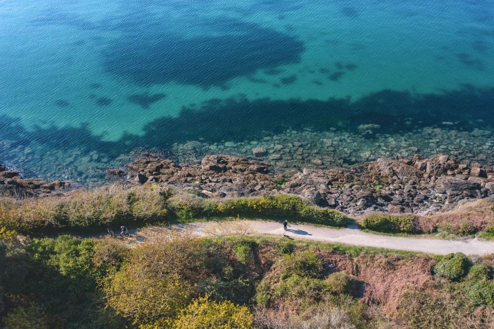 Sentier côtier menant à la Plage des Sables Blancs Concarneau Ville/Lieu : Concarneau Auteur : PORIEL Thibault Crédit : Tourisme Bretagne